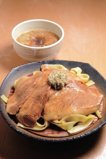 【眼福ラーメン】　東京・淡路町「とろ肉つけ麺　魚とん」